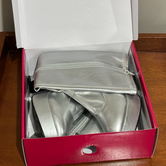 Funtasma Exotica-2000 Platform Boots, Silver, Size 7 - Picture 12 of 12